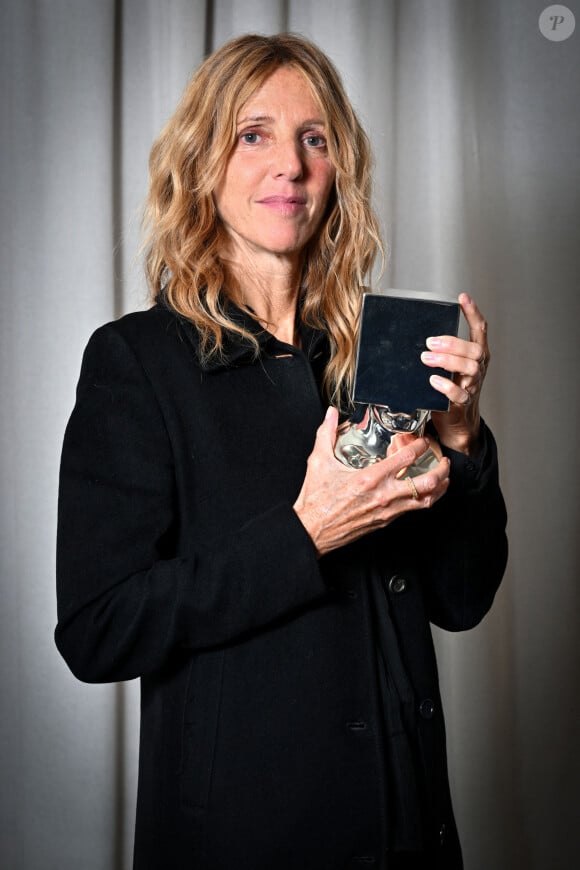 Exclusif - Sandrine Kiberlain pose avec son Prix, reçu au Festival de Nice Cinéroman à Nice, le 5 octobre 2024 © Bebert-Jacovides/Bestimage 