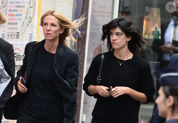 Sandrine Kiberlain et sa fille Suzanne Lindon - Arrivées des célébrités aux obsèques de Jane Birkin en l'église Saint-Roch à Paris. Le 24 juillet 2023 © Jacovides-KD Niko / Bestimage 