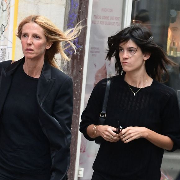 Sandrine Kiberlain et sa fille Suzanne Lindon - Arrivées des célébrités aux obsèques de Jane Birkin en l'église Saint-Roch à Paris. Le 24 juillet 2023 © Jacovides-KD Niko / Bestimage 