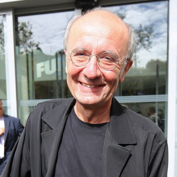 Exclusif - Philippe Geluck - Personnalités à la sortie des studios de l'enregistrement de l'émission "Les Grosses Têtes" sur RTL à Paris. Le 25 septembre 2023 © Jonathan Rebboah / Panoramic / Bestimage