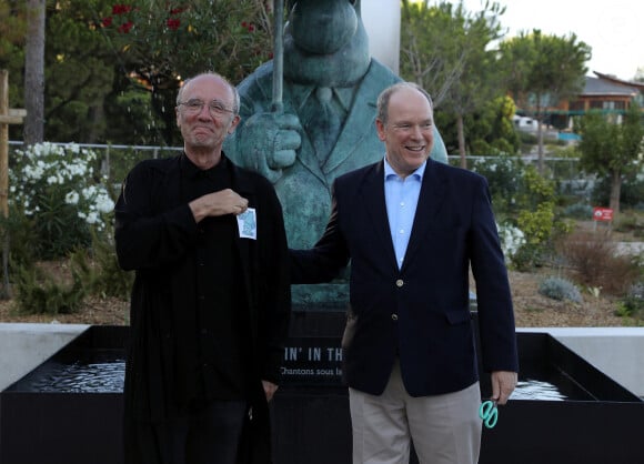 Exclusif - Le prince Albert II de Monaco inaugure l'exposition "Le Chat déambule" de Philippe Geluck sur la promenade du Larvotto à Monaco le 5 juillet 2022. L'exposition est à découvrir du 6 juillet au 2 octobre 2022. Après le succès de l'exposition sur les Champs-Elysées, les 20 chats en bronze hauts en couleurs du bédéiste belge ont fait le voyage jusqu'en Principauté.