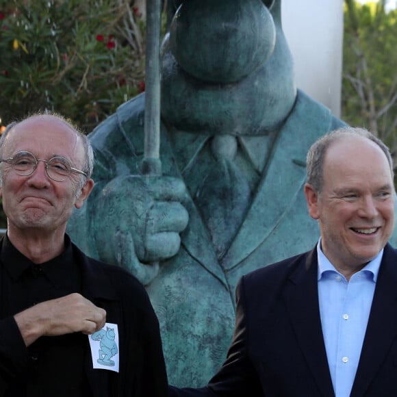 Exclusif - Le prince Albert II de Monaco inaugure l'exposition "Le Chat déambule" de Philippe Geluck sur la promenade du Larvotto à Monaco le 5 juillet 2022. L'exposition est à découvrir du 6 juillet au 2 octobre 2022. Après le succès de l'exposition sur les Champs-Elysées, les 20 chats en bronze hauts en couleurs du bédéiste belge ont fait le voyage jusqu'en Principauté.