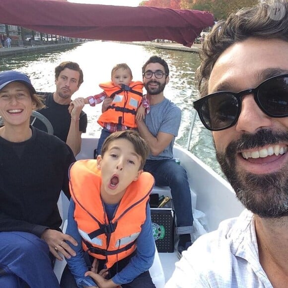 Un quartier de prédilection pour l'humoriste puisqu'elle y a passé son enfance. 
Camille Cottin en famille avec son compagnon Benjamin et leurs deux enfants, Anna et Léon en 2017.