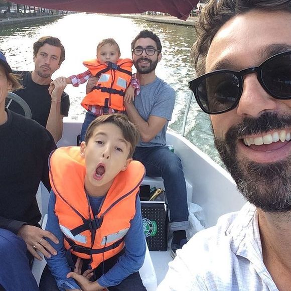 Un quartier de prédilection pour l'humoriste puisqu'elle y a passé son enfance. 
Camille Cottin en famille avec son compagnon Benjamin et leurs deux enfants, Anna et Léon en 2017.