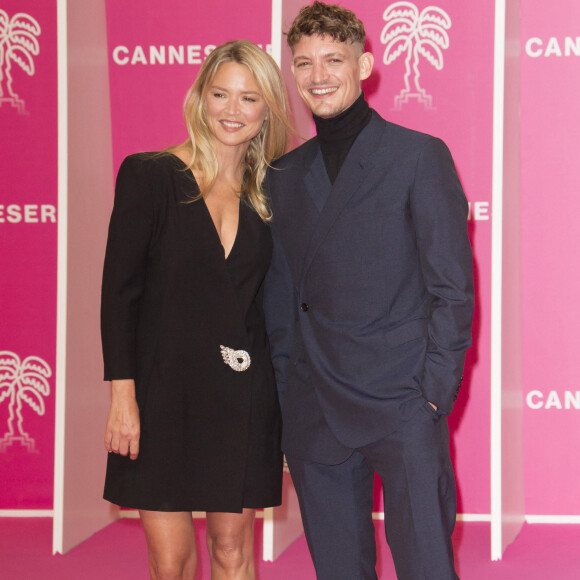 Virginie Efira et son compagnon Niels Schneider durant la seconde soirée du 4eme Canneseries au Palais des Festivals à Cannes, le 9 octobre 2021. © Christophe Aubert via Bestimage