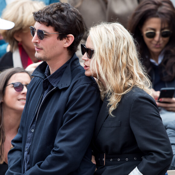 Virginie Efira et son compagnon Niels Schneider - Célébrités dans les tribunes des internationaux de France de tennis de Roland Garros à Paris, France, le 8 juin 2019. © Jacovides / Moreau/Bestimage 