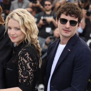 Virginie Efira et son compagnon Niels Schneider au photocall de "Sibyl" lors du 72ème Festival International du Film de Cannes, le 25 mai 2019. © Dominique Jacovides/Bestimage 