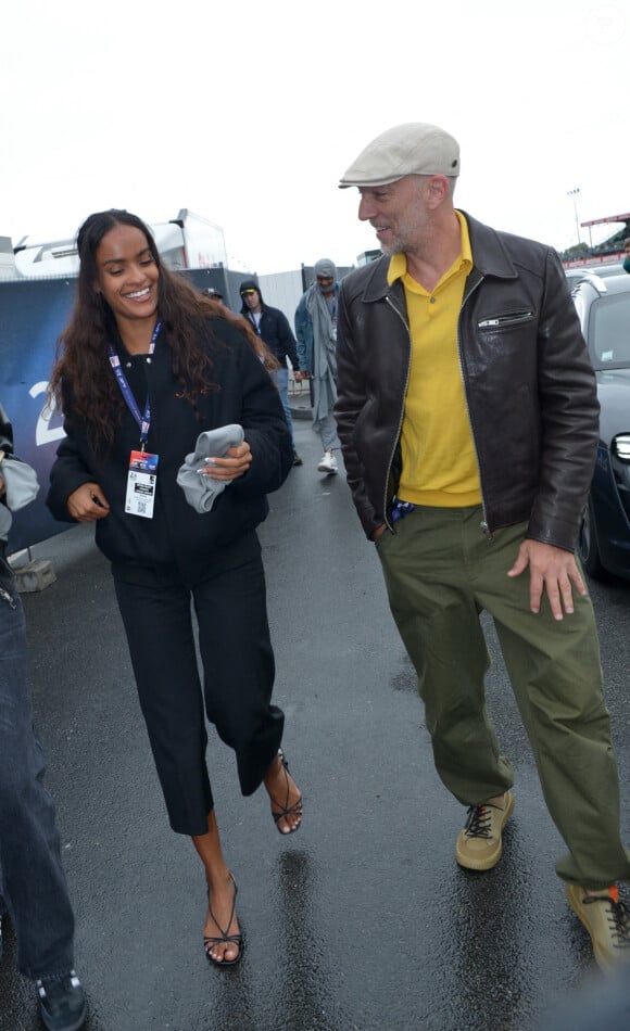 Vincent Cassel et sa compagne Narah Baptista lors des "24H du Mans 2024", le 15 juin 2024. © Rachid Bellak/Bestimage 