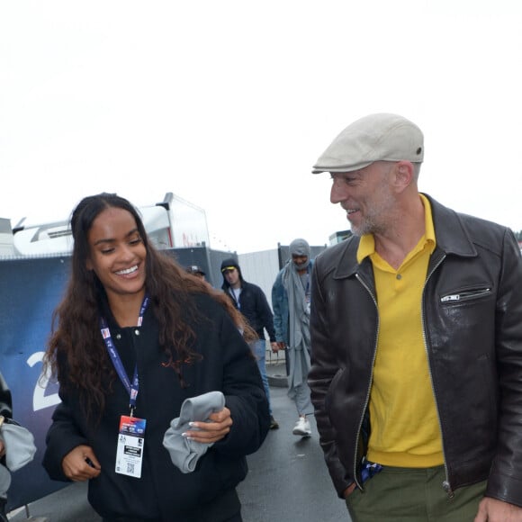 Vincent Cassel et sa compagne Narah Baptista lors des "24H du Mans 2024", le 15 juin 2024. © Rachid Bellak/Bestimage 