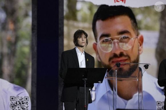 Charlotte Gainsbourg lors d'une cérémonie organisée par le Conseil des institutions juives de France (CRIF) en hommage aux victimes des attentats du Hamas du 7 octobre 2023 contre Israël, à l'occasion du premier anniversaire de l'événement, à Paris, le 7 octobre 2024. © Jack Tribeca / Bestimage 