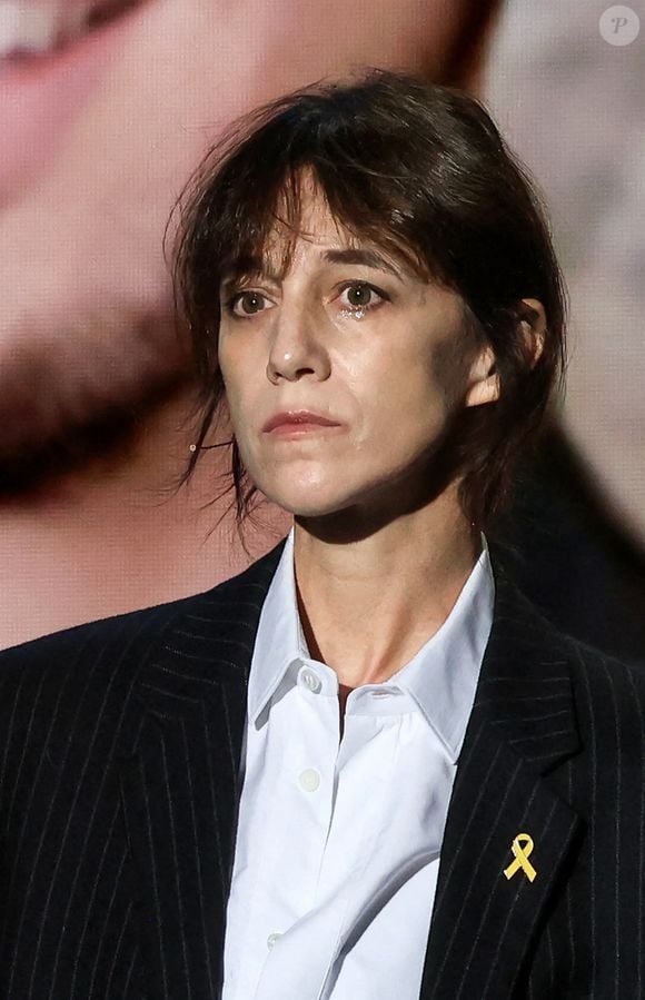 Le verdict a été rendu le 19 décembre
Charlotte Gainsbourg en pleurs lors d'une cérémonie organisée par le Conseil des institutions juives de France (CRIF) en hommage aux victimes des attentats du Hamas du 7 octobre 2023 contre Israël, à l'occasion du premier anniversaire de l'événement, à Paris, le 7 octobre 2024. © Stéphane Lemouton / Bestimage