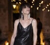 D'après Charlotte Gainsbourg, le promoteur immobilier n'a pas respecté sa part du marché mettant les comptes de la Maison Gainsbourg dans le rouge en dépit de son succès
Charlotte Gainsbourg - Personnalités au dîner "Women in Motion" par le groupe Kering, Place de la Castre, lors du 77ème Festival International du Film de Cannes. Le 19 mai 2024 © Olivier Borde / Bestimage 