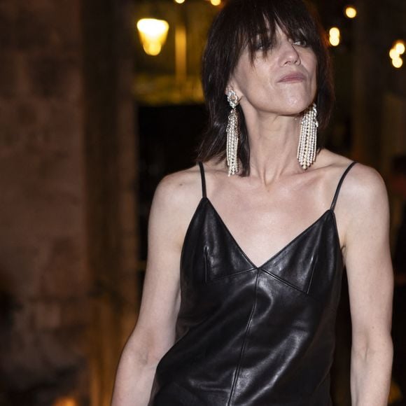 D'après Charlotte Gainsbourg, le promoteur immobilier n'a pas respecté sa part du marché mettant les comptes de la Maison Gainsbourg dans le rouge en dépit de son succès
Charlotte Gainsbourg - Personnalités au dîner "Women in Motion" par le groupe Kering, Place de la Castre, lors du 77ème Festival International du Film de Cannes. Le 19 mai 2024 © Olivier Borde / Bestimage 