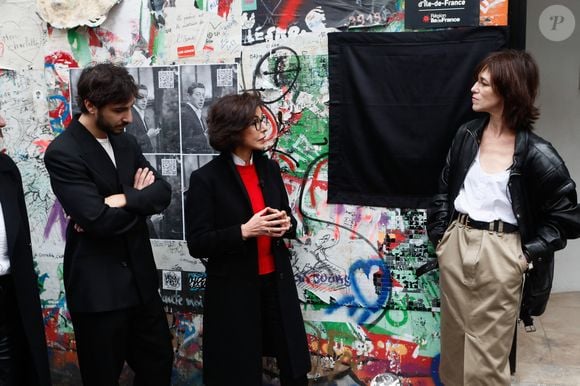 Ben Attal, Rachida Dati (ministre de la culture), Charlotte Gainsbourg lors de la cérémonie de dévoilement de la plaque "Maison des Illustres" de la Maison Gainsbourg à Paris, France, le 2 avril 2024. © Christophe Clovis/Bestimage 