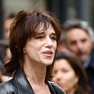 Charlotte Gainsbourg lors de la cérémonie de dévoilement de la plaque "Maison des Illustres" de la Maison Gainsbourg à Paris, France, le 2 avril 2024. © Christophe Clovis/Bestimage 
