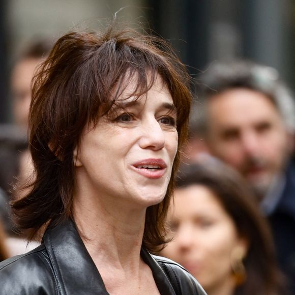 Charlotte Gainsbourg lors de la cérémonie de dévoilement de la plaque "Maison des Illustres" de la Maison Gainsbourg à Paris, France, le 2 avril 2024. © Christophe Clovis/Bestimage 