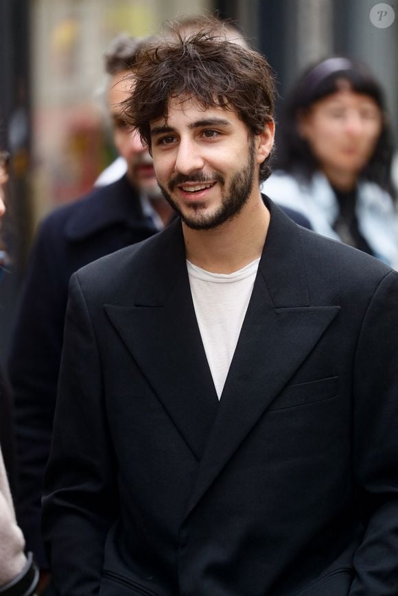 Ben Attal lors de la cérémonie de dévoilement de la plaque "Maison des Illustres" de la Maison Gainsbourg à Paris, France, le 2 avril 2024. © Christophe Clovis/Bestimage 