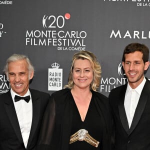 Paul, Luana et Victor Belmondo durant la soirée de clôture du 20eme Monte Carlo Film Festival de la Comédie, au Grimaldi Forum à Monaco. Le 29 avril 2023. © Bruno Bebert / Bestimage