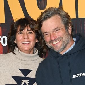 Estelle Denis à fond derrière Marc Thiercelin et son nouveau projet
 
Estelle Denis et son compagnon Marc Thiercelin - Avant-première du film "Mon héroïne" au cinéma UGC Normandie à Paris. © Coadic Guirec/Bestimage