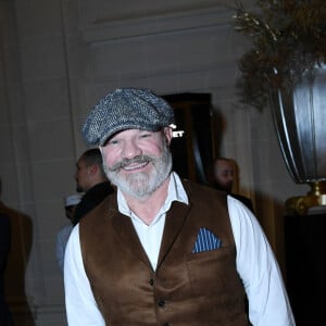 Philippe Etchebest a lui aussi accepté l'invitation et a posté fièrement avec sa moustache mythique face aux photographes présents en nombre pour cette belle occasion. 
Philippe Etchebest - Soirée du 10ème anniversaire de l'hôtel Peninsula à Paris le 28 novembre 2024. © Rachid Bellak/Bestimage