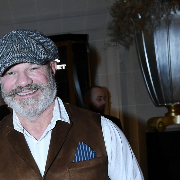 Philippe Etchebest a lui aussi accepté l'invitation et a posté fièrement avec sa moustache mythique face aux photographes présents en nombre pour cette belle occasion. 
Philippe Etchebest - Soirée du 10ème anniversaire de l'hôtel Peninsula à Paris le 28 novembre 2024. © Rachid Bellak/Bestimage
