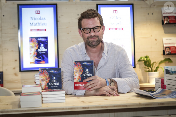 Après avoir vécu quinze ans à Paris, l'artiste a manifestement opté pour un quotidien plus tranquille à Nancy. 
Nicolas Mathieu, lors du Festival du Livre à Paris, France, le 13 avril 2024. © Jack Tribeca / Bestimage 