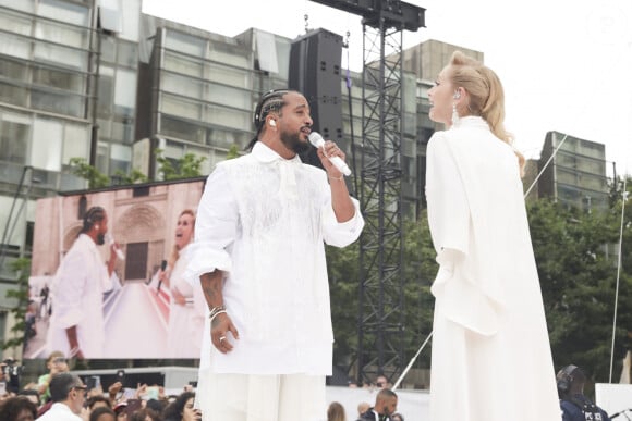 Mais la chanteuse refuse d'être questionnée sur l'affaire Slimane
Slimane, Lara Fabian lors du dernier relais de La Flamme Olympiques avant la cérémonie d'ouverture des Jeux Olympiques (JO) de Paris 2024 à Saint-Denis, Seine Saint-Denis, France, le 26 juillet 2024. © Melloul-Tribeca/Bestimage 