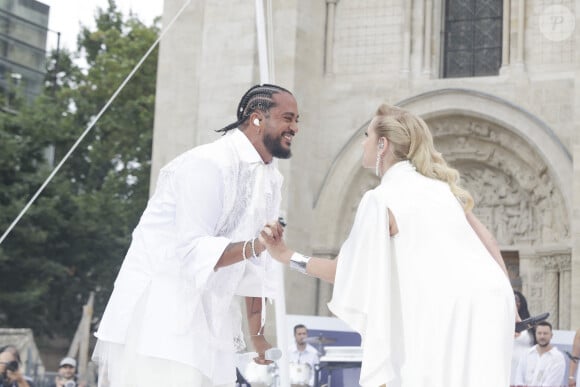 Slimane, Lara Fabian lors du dernier relais de La Flamme Olympiques avant la cérémonie d'ouverture des Jeux Olympiques (JO) de Paris 2024 à Saint-Denis, Seine Saint-Denis, France, le 26 juillet 2024. © Melloul-Tribeca/Bestimage 