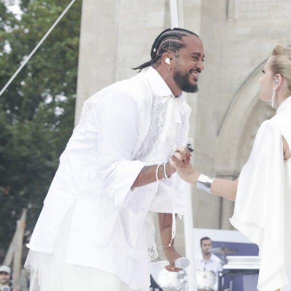 Slimane, Lara Fabian lors du dernier relais de La Flamme Olympiques avant la cérémonie d'ouverture des Jeux Olympiques (JO) de Paris 2024 à Saint-Denis, Seine Saint-Denis, France, le 26 juillet 2024. © Melloul-Tribeca/Bestimage 