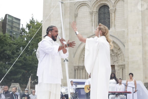 Slimane, Lara Fabian lors du dernier relais de La Flamme Olympiques avant la cérémonie d'ouverture des Jeux Olympiques (JO) de Paris 2024 à Saint-Denis, Seine Saint-Denis, France, le 26 juillet 2024. © Melloul-Tribeca/Bestimage 