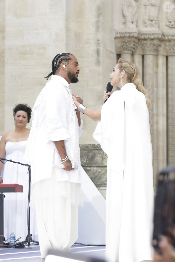 Slimane, Lara Fabian lors du dernier relais de La Flamme Olympiques avant la cérémonie d'ouverture des Jeux Olympiques (JO) de Paris 2024 à Saint-Denis, Seine Saint-Denis, France, le 26 juillet 2024. © Melloul-Tribeca/Bestimage 