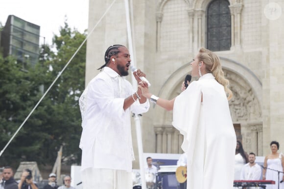 Slimane, Lara Fabian lors du dernier relais de La Flamme Olympiques avant la cérémonie d'ouverture des Jeux Olympiques (JO) de Paris 2024 à Saint-Denis, Seine Saint-Denis, France, le 26 juillet 2024. © Melloul-Tribeca/Bestimage 