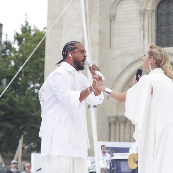 Slimane, Lara Fabian lors du dernier relais de La Flamme Olympiques avant la cérémonie d'ouverture des Jeux Olympiques (JO) de Paris 2024 à Saint-Denis, Seine Saint-Denis, France, le 26 juillet 2024. © Melloul-Tribeca/Bestimage 