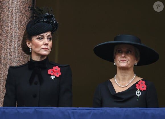 Catherine Kate Middleton, princesse de Galles et Sophie Rhys-Jones duchesse d'Edimbourg honorent les disparus des deux guerres mondiales lors de la cérémonie Remembrance Sunday ( Dimanche du souvenir ) au Cénotaphe à Londres.