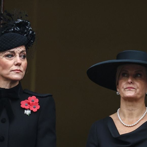 Catherine Kate Middleton, princesse de Galles et Sophie Rhys-Jones duchesse d'Edimbourg honorent les disparus des deux guerres mondiales lors de la cérémonie Remembrance Sunday ( Dimanche du souvenir ) au Cénotaphe à Londres.