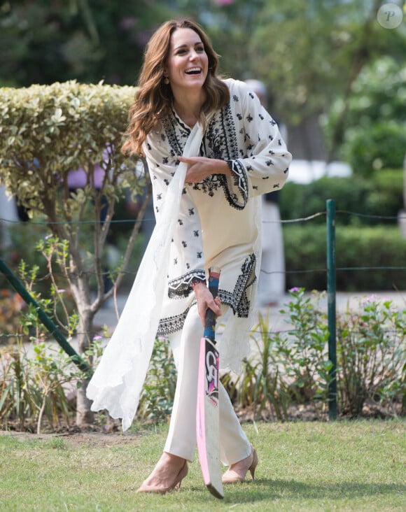 La duchesse de Cambridge joue au cricket vendredi lors d'une visite du village SOS à Lahore, au Pakistan, le samedi 19 octobre 2019, lors du dernier jour de leur tournée royale. Photo par Pool/I-Images/ABACAPRESS.COM