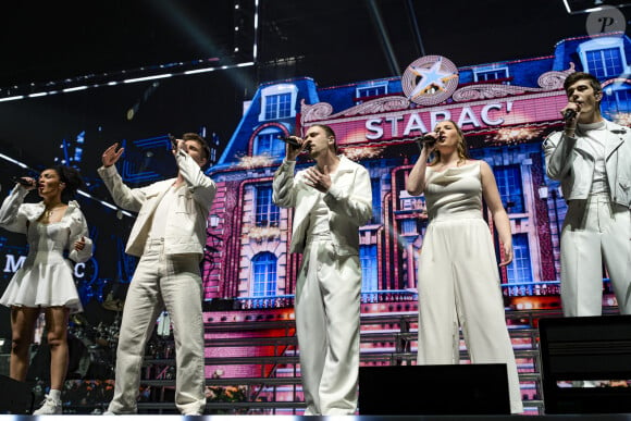 Candice, Pierre, Julien, Djebril, Héléna, Lénie et Axel font leur entrée sur scène lors du concert de la Star Academy à Lyon, France, le 15 mars 2024. © Sandrine Thesillat/Panoramic/Bestimage 