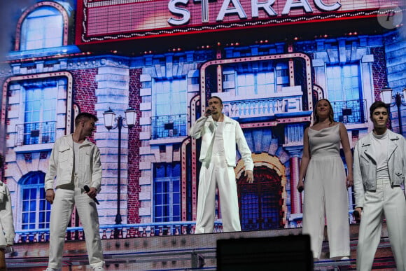 Candice, Pierre, Julien, Djebril, Héléna, Lénie et Axel font leur entrée sur scène lors du concert de la Star Academy à Lyon, France, le 15 mars 2024. © Sandrine Thesillat/Panoramic/Bestimage 