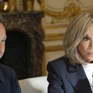 "Rien n'est confirmé pour Sir McCartney mais je prie tous les jours pour ça ! La pensée positive est créatrice" a-t-il précisé sur X.
Le journaliste spécialisé dans les royautés Stéphane Bern et la Première dame Brigitte Macron lors déjeuner de travail avec les acteurs français et belges de l'industrie créative et culturelle à l'Hôtel de Ville de Paris, France