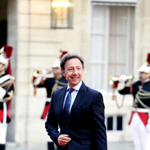 De son côté, l'entourage et la productrice des concerts de McCartney démentent l'information donnée par Stéphane Bern
Stéphane Bern arrivant au dîner d'état au palais de l'Elysée à Paris en l'honneur de la visite du roi et de la reine de Belgique en France le 14 octobre 2024. © Dominique Jacovides / Bestimage 