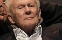 "Écoutez..." : Philippe Bouvard en fauteuil roulant, l'animateur de 94 ans en dit plus sur son état