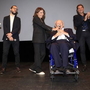 "On peut me souhaiter encore quelques années tranquilles, en famille et loin de toutes les conférences", a-t-il confié
Fabrice Gardel, réalisateur, guest, Philippe Bouvard et David Lisnard, maire de Cannes Philipe Bouvard assiste à la projection du documentaire "Les Mille et une vies de Philippe Bouvard" (Paris Première) au théâtre de la Croisette à Cannes, le 30 novembre 2024.