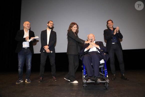 "On peut me souhaiter encore quelques années tranquilles, en famille et loin de toutes les conférences", a-t-il confié
Fabrice Gardel, réalisateur, guest, Philippe Bouvard et David Lisnard, maire de Cannes Philipe Bouvard assiste à la projection du documentaire "Les Mille et une vies de Philippe Bouvard" (Paris Première) au théâtre de la Croisette à Cannes, le 30 novembre 2024.