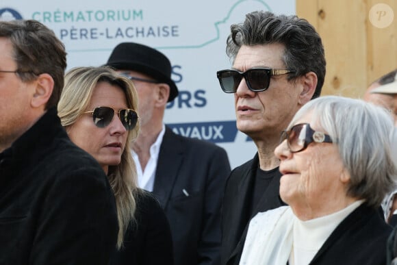 Dans son livre, l'ancienne épouse de Marc Lavoine fait ainsi part des clés qui ont fait son succès et tente de partager son expérience.
Sarah Lavoine (Poniatowski), Marc Lavoine - Obsèques de la chanteuse Régine au Crematorium du cimetière du Père-Lachaise à Paris. Le 9 mai 2022 © Jacovides-Moreau / Bestimage