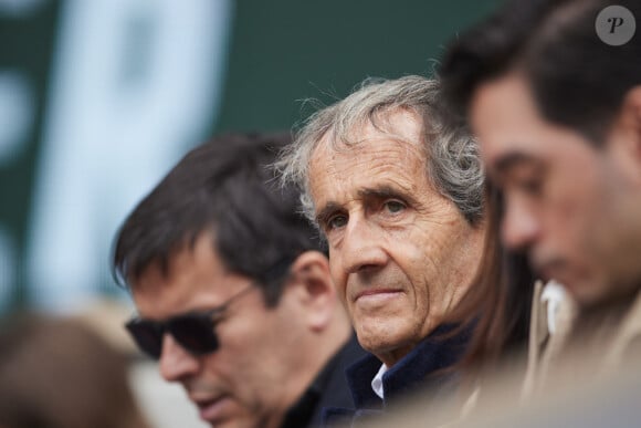 "C'est à ce moment-là, quelques semaines après, où je décide de partir de France", ajoute Alain Prost
 
Alain Prost dans les tribunes au même moment dans les tribunes des Internationaux de France de tennis de Roland Garros 2024 à Paris, France, le 2 juin 2024. © Jacovides-Moreau/Bestimage