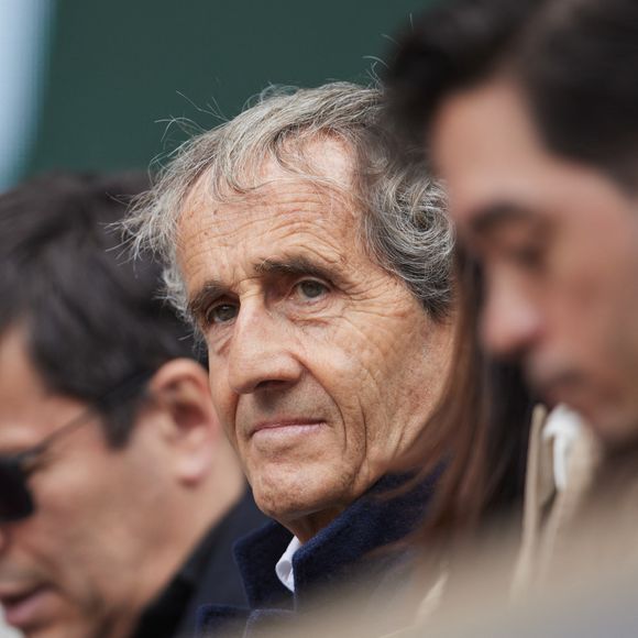 "C'est à ce moment-là, quelques semaines après, où je décide de partir de France", ajoute Alain Prost
 
Alain Prost dans les tribunes au même moment dans les tribunes des Internationaux de France de tennis de Roland Garros 2024 à Paris, France, le 2 juin 2024. © Jacovides-Moreau/Bestimage