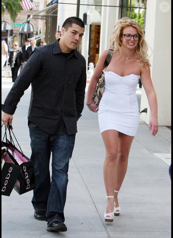 Britney Spears se rend dans un magasin Bebe de Beverly Hills, mercredi 31 mars... Vers un changement de look ?