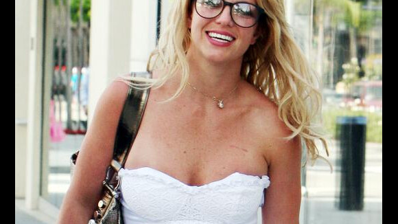Britney Spears : Souriante, rayonnante et petite robe moulante... mais consternante !