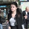 Selena Gomez lors de son escapade parisienne : une jupe boule taille haute, un long gilet en maille, des low boots ouvertes, elle est au top !