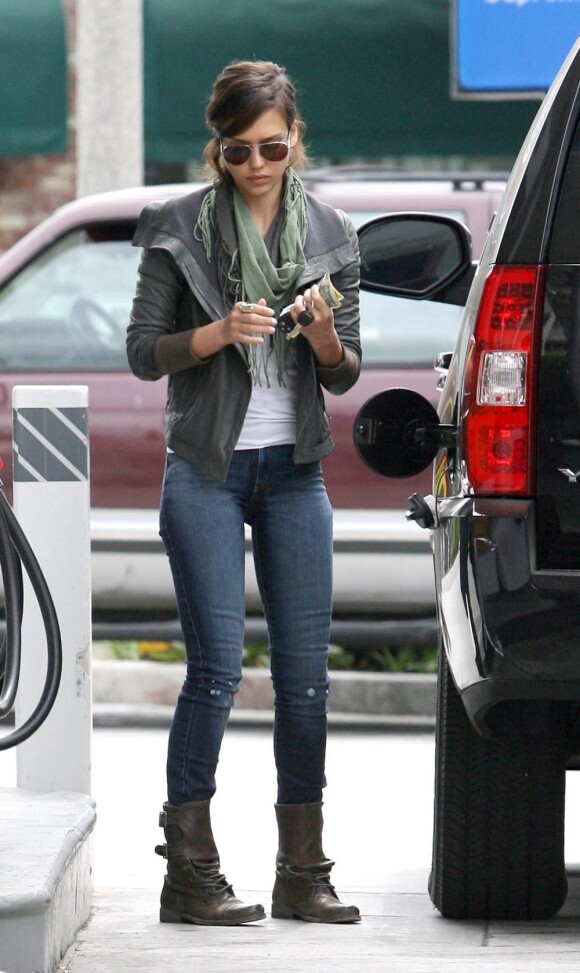 Jessica Alba fidèle à son look city de motarde avec un sublime perfecto, des bottes looses et lacées et un simple jean. Le détail qui tue ? le foulard vert.